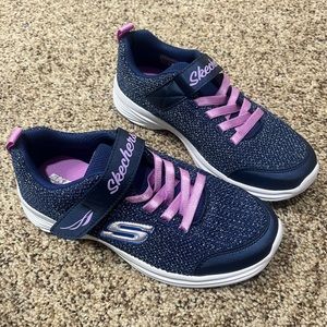Girls size 3 sketchers tennis shoes